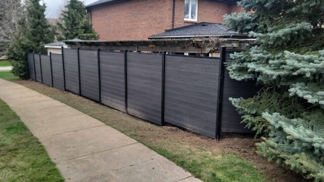 Composite Fencing vs. Wood Fencing: Which Is the Better Investment?